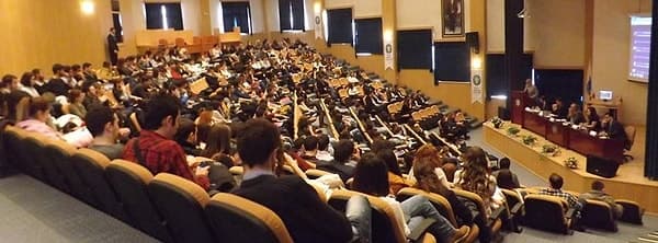 Dokuz Eylül Üniversitesi Konferans Salonu